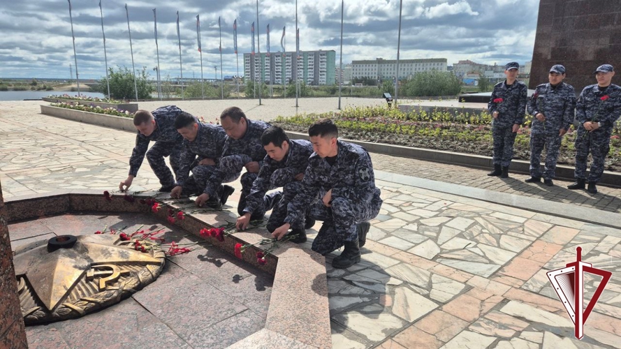 В День памяти и скорби в Якутске сотрудники вневедомственной охраны Росгвардии почтили память павших