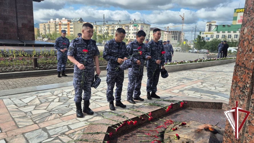 В День памяти и скорби в Якутске сотрудники вневедомственной охраны Росгвардии почтили память павших 