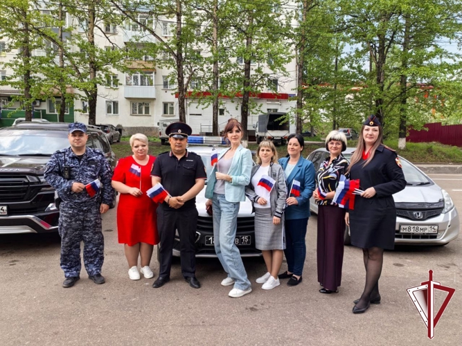 В Алданском районе в День России Росгвардия провела акцию «Российский триколор»