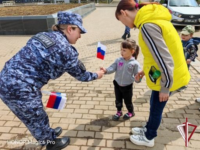 Мирнинцы в праздничный день получили поздравления от росгвардейцев на площадях и улицах города 