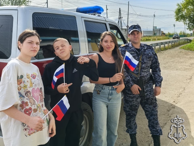 В Алдане сотрудники Росгвардии поздравили жителей с Днем Государственного флага РФ
