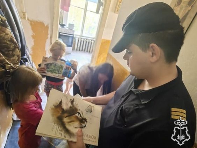Сотрудники Росгвардии в Алданском районе присоединились к благотворительной акции «Помоги пойти учиться»