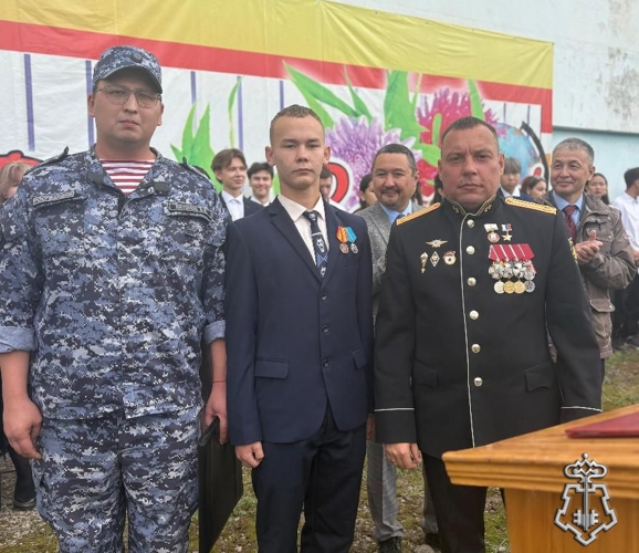 В Олёкминске с участием Росгвардии прошла школьная торжественная линейка 