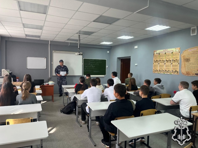 В Олекминской школе росгвардейцы провели урок мужества 
