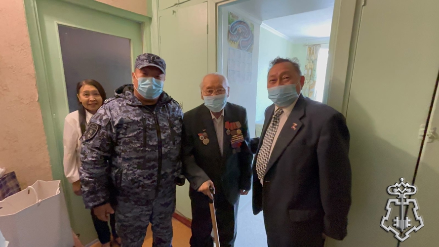 В Якутске росгвардейцы и представители администрации поздравили с 103-летием ветерана Великой Отечественной войны