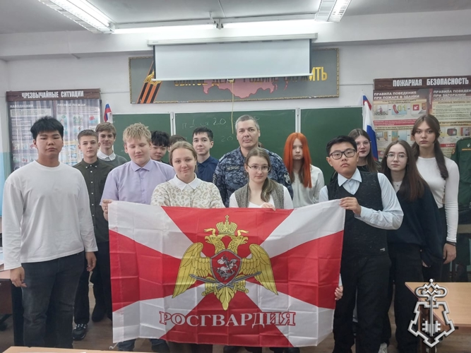 Нерюнгринские росгвардейцы провели урок мужества в информационно-технологическом лицее им. Е.А. Варшавского