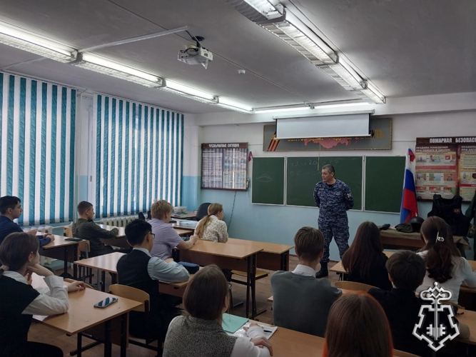 Нерюнгринские росгвардейцы провели урок мужества в информационно-технологическом лицее им. Е.А. Варшавского