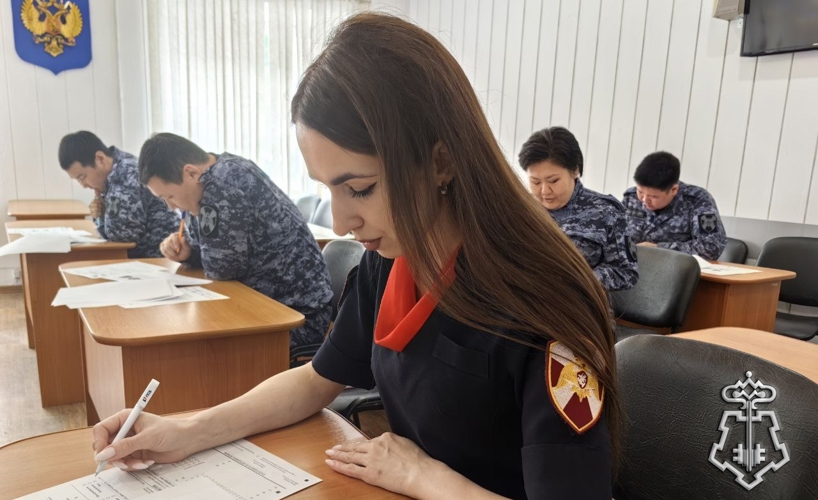 Сотрудники вневедомственной охраны Росгвардии в Якутске написали этнографический диктант
