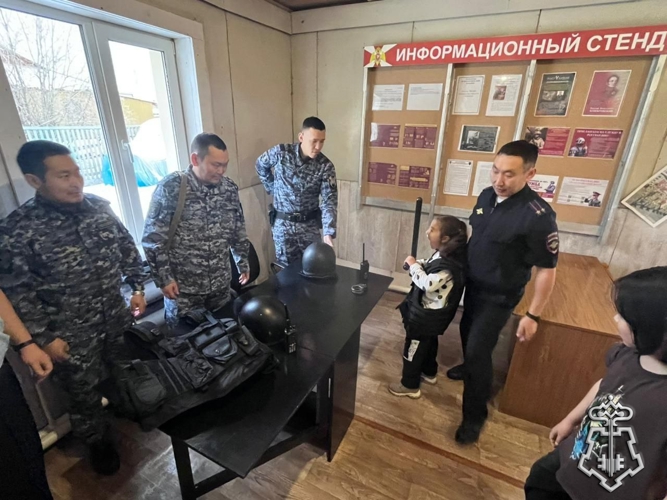 В Сунтарском районе росгвардейцы провели экскурсию для воспитанников осеннего лагеря
