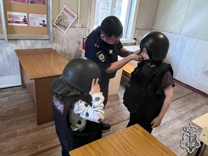 В Сунтарском районе росгвардейцы провели экскурсию для воспитанников осеннего лагеря