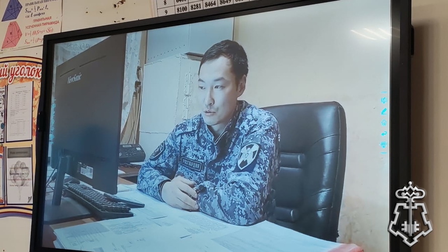 Сотрудник Росгвардии провёл профилактическую беседу со школьниками Среднеколымска в режиме видеоконференции