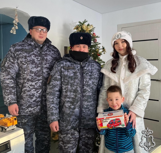 В Олекминске ДОБРОцентр, Росгвардия и Центр развития «Батарейка» провели акцию «Стань волшебником!»