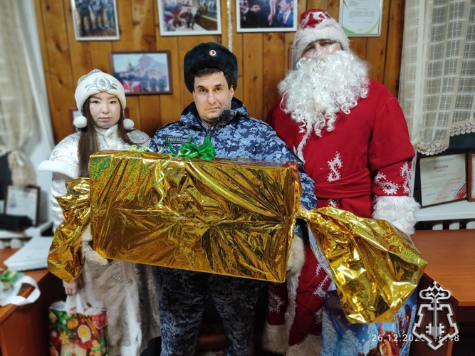 Многодетные семьи росгвардейцев получили подарки от коллег в Олекминске