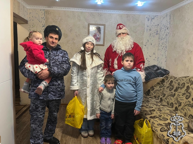 Многодетные семьи росгвардейцев получили подарки от коллег в Олекминске