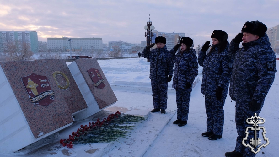 Росгвардейцы в День полного освобождения Ленинграда от фашистской блокады возложили цветы к Вечному огню 