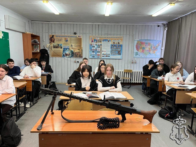 В Олекминском районе росгвардейцы провели уроки мужества и профориентационные встречи со школьниками