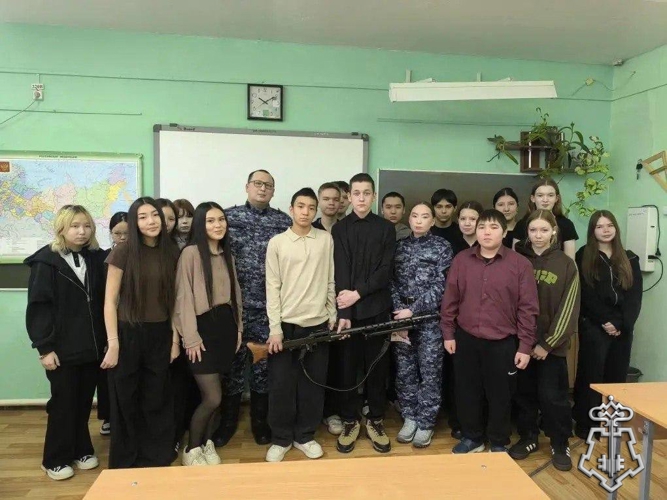 В Олекминском районе росгвардейцы провели уроки мужества и профориентационные встречи со школьниками