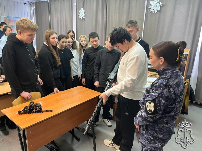 В Олекминском районе росгвардейцы провели уроки мужества и профориентационные встречи со школьниками