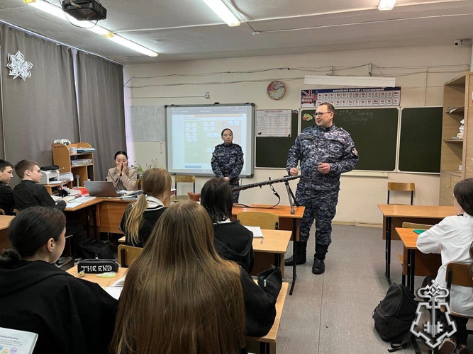 В Олекминском районе росгвардейцы провели уроки мужества и профориентационные встречи со школьниками