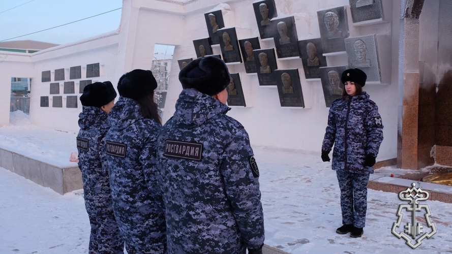Сотрудники вневедомственной охраны Росгвардии в Якутске почтили память участников Сталинградской битвы 