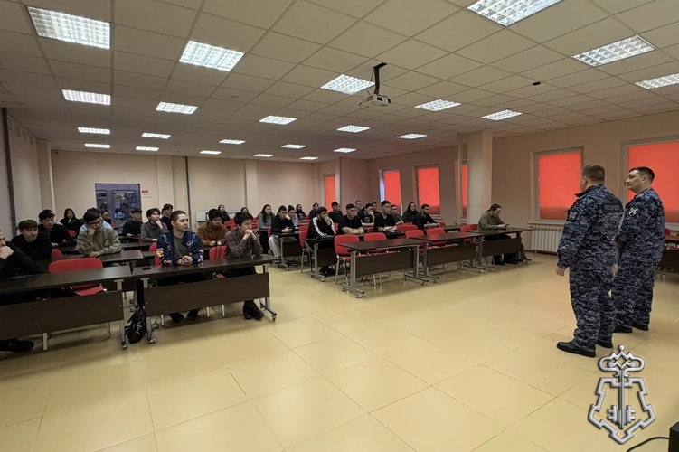 Сотрудники Росгвардии провели профориентационную встречу со студентами в Мирном