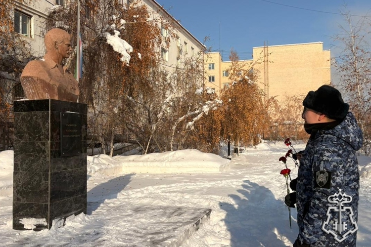 Сотрудники якутского ОВО Росгвардии почтили память погибших бойцов правопорядка