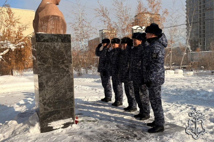 Сотрудники якутского ОВО Росгвардии почтили память погибших бойцов правопорядка