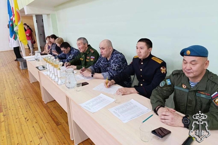 Сотрудники Росгвардии вошли в состав жюри смотра песни и строя в Якутской гимназии 