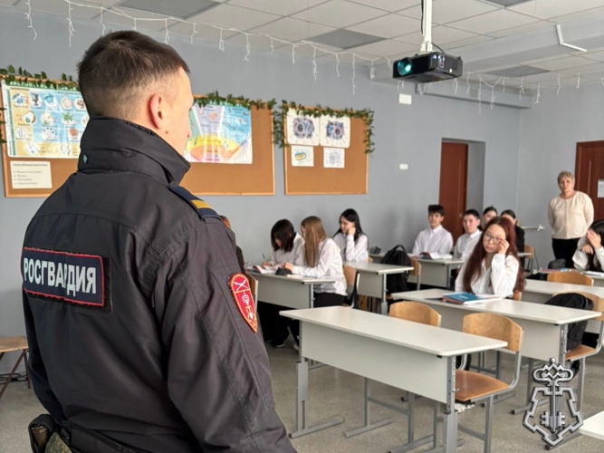 Сотрудники Росгвардии в Олекминском районе провели «Урок мужества» для школьников