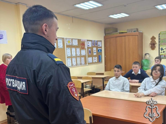 Сотрудники Росгвардии в Олекминском районе провели «Урок мужества» для школьников