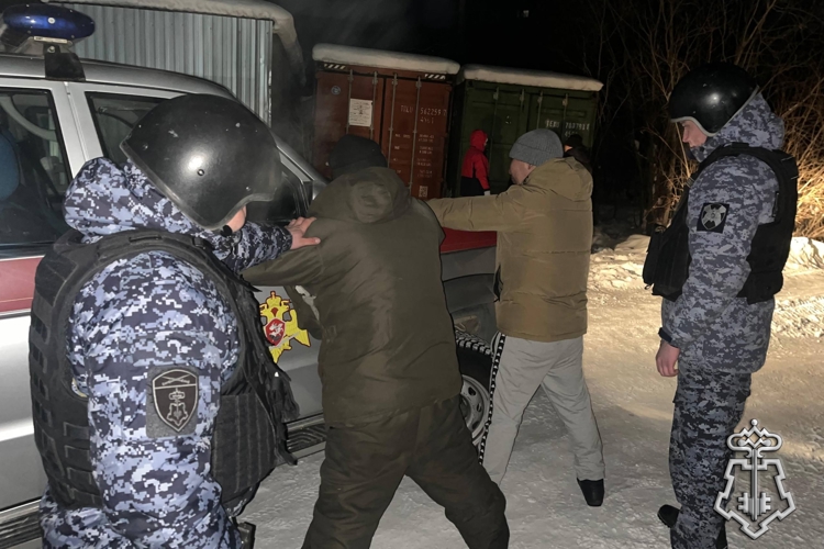 Росгвардейцы за сутки задержали грабителей и федерального преступника