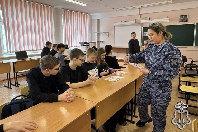 Сотрудник Росгвардии провела профориентационные встречи с учащейся молодежью в Нерюнгри