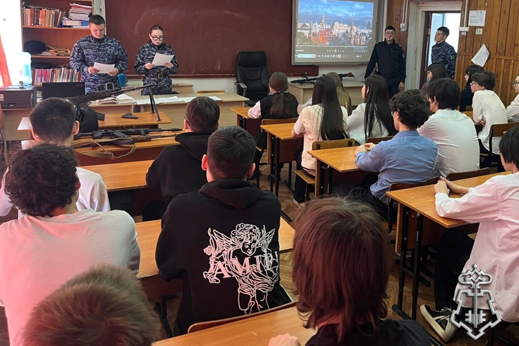 В Олекминском районе росгвардейцы провели уроки мужества для старшеклассников 