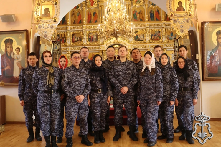 Архиепископ Якутский и Ленский Роман совершил молебен за здравие росгвардейцев