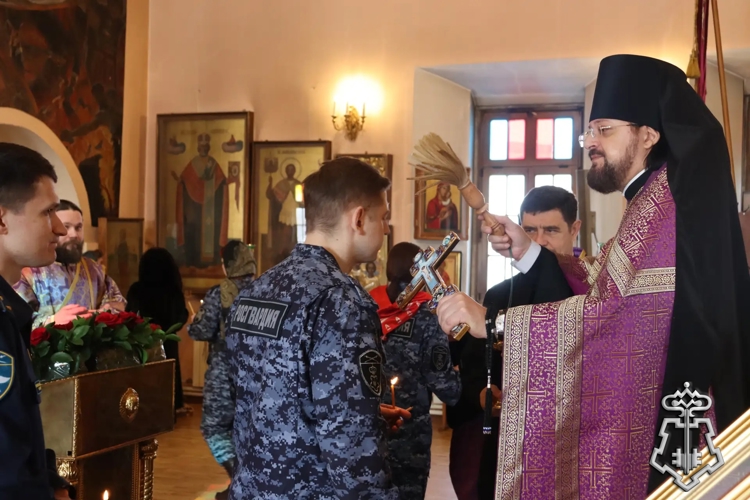 Архиепископ Якутский и Ленский Роман совершил молебен за здравие росгвардейцев