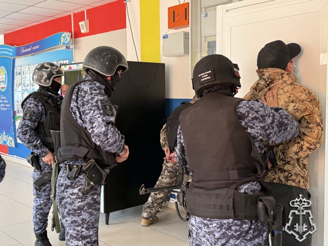 В школах и колледжах Якутска с участием Росгвардии проводятся антитеррористические учения