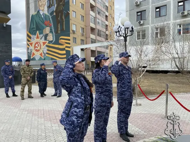 Росгвардейцы возложили цветы к памятнику якутскому снайперу 