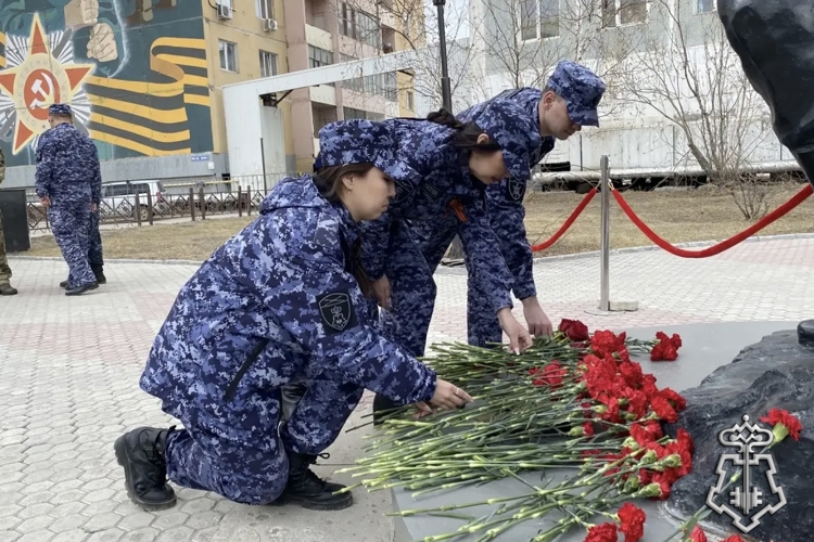 Росгвардейцы возложили цветы к памятнику якутскому снайперу 