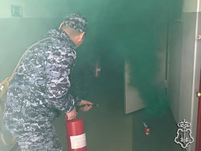 В Якутском отделе вневедомственной охраны Росгвардии прошли совместные пожарно-тактические занятия