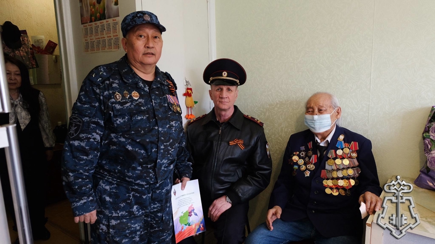 В Якутске сотрудники Росгвардии поздравили с наступающим Днём Победы 103-летнего ветерана-фронтовика 