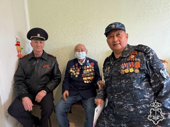В Якутске сотрудники Росгвардии поздравили с наступающим Днём Победы 103-летнего ветерана-фронтовика 