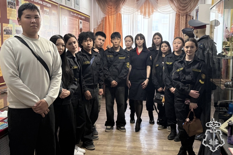 Студенты Якутского юридического колледжа посетили музейную комнату вневедомственной охраны Росгвардии