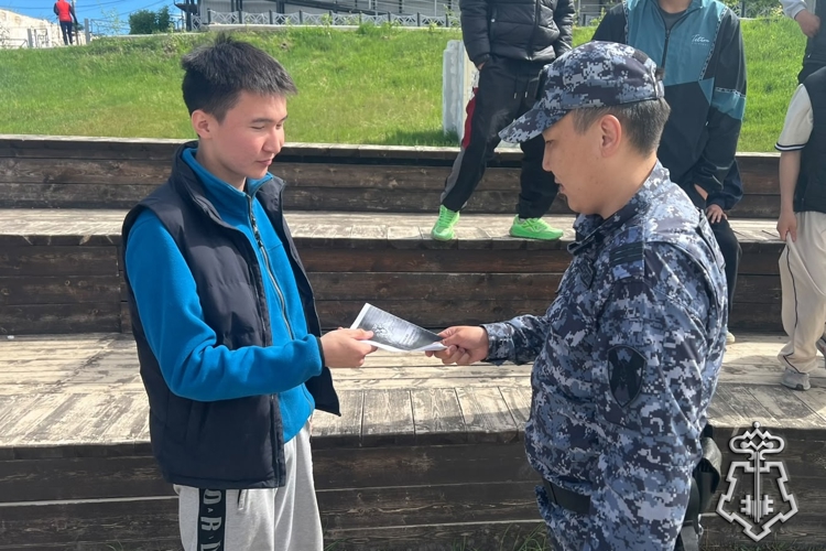 В Якутии росгвардейцы провели агитацию по набору на службу во вневедомственную охрану