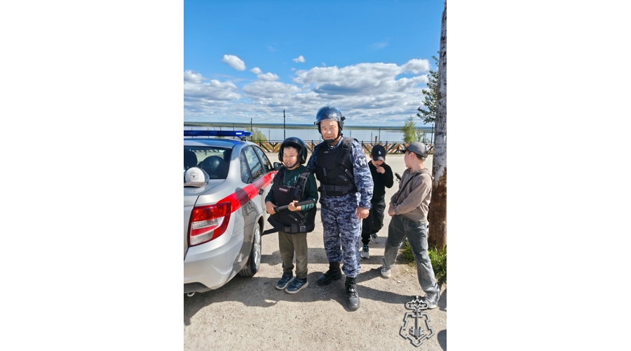 В Покровске росгвардейцы совместно с полицейскими провели агитационную акцию «Один день с полицией России»