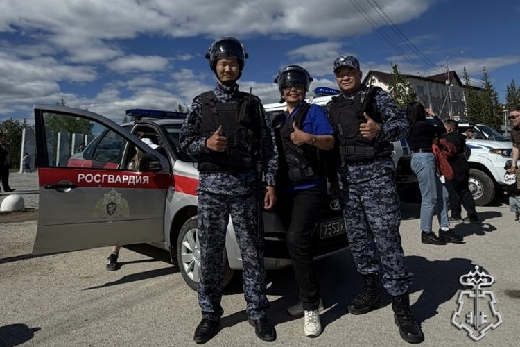 В Покровске росгвардейцы совместно с полицейскими провели агитационную акцию «Один день с полицией России»