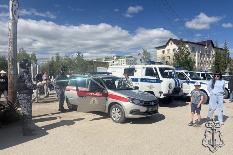 В Покровске росгвардейцы совместно с полицейскими провели агитационную акцию «Один день с полицией России»