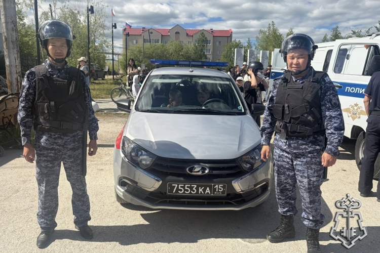 В Покровске росгвардейцы совместно с полицейскими провели агитационную акцию «Один день с полицией России»