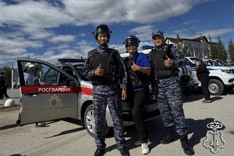 В Покровске росгвардейцы совместно с полицейскими провели агитационную акцию «Один день с полицией России»
