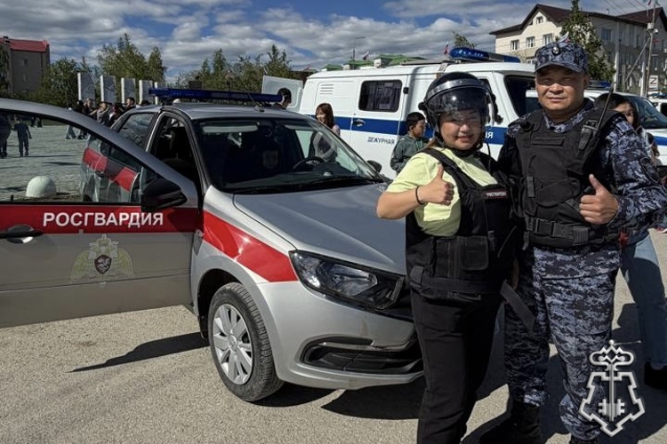 В Покровске росгвардейцы совместно с полицейскими провели агитационную акцию «Один день с полицией России»