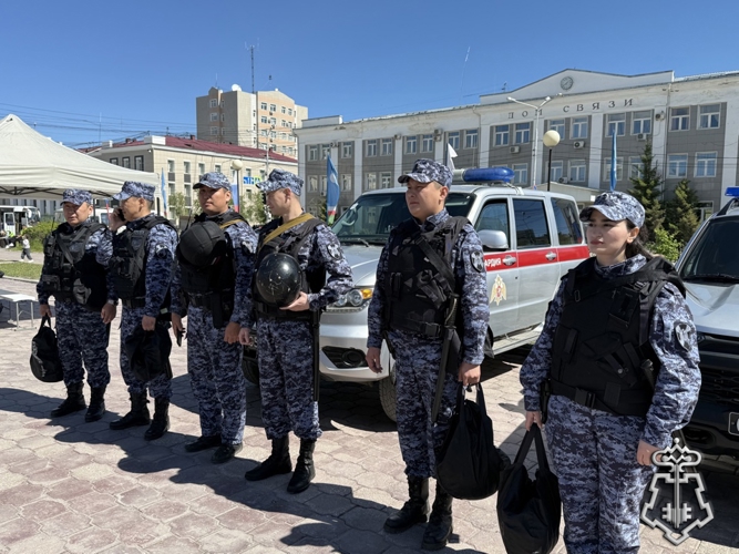 Вневедомственная охрана Росгвардии поздравила жителей Якутска с Днем России праздничным концертом 